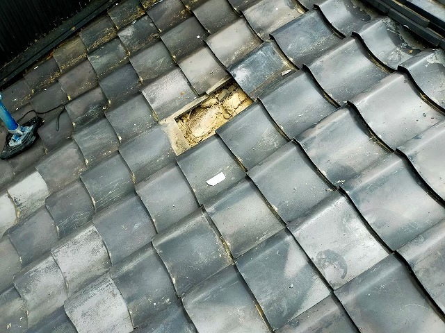 右京区で瓦屋根の経年劣化による雨漏りリスクと点検した結果、葺き替えをしました